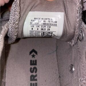 Women’s converse size 6